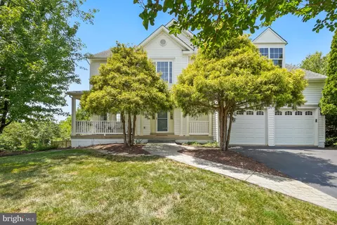 801 Santmyer Dr SE, Leesburg, VA 20175