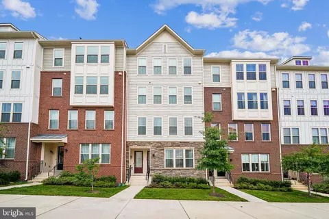 918 California Dr NE, Leesburg, VA 20176