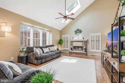 Living - 43799 Abbott Pl, Ashburn, VA 20147 photo 1 of 3