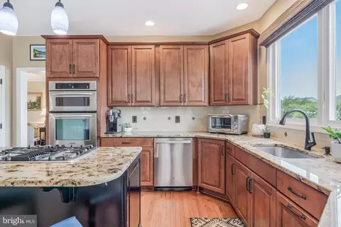Kitchen - 43799 Abbott Pl, Ashburn, VA 20147 photo 6 of 10