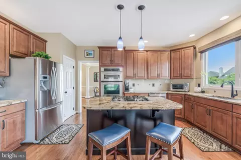 Kitchen - 43799 Abbott Pl, Ashburn, VA 20147 photo 4 of 10