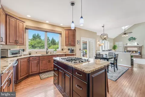 Kitchen - 43799 Abbott Pl, Ashburn, VA 20147 photo 7 of 10