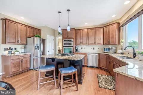 Kitchen - 43799 Abbott Pl, Ashburn, VA 20147 photo 5 of 10