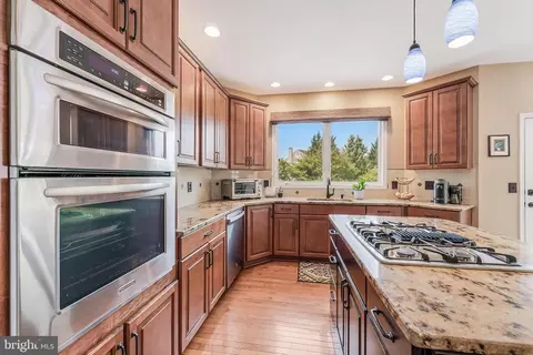 Kitchen - 43799 Abbott Pl, Ashburn, VA 20147 photo 8 of 10