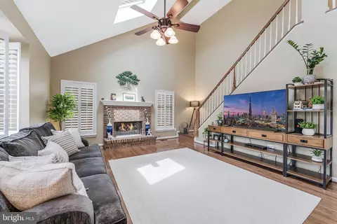 Living - 43799 Abbott Pl, Ashburn, VA 20147 photo 2 of 3