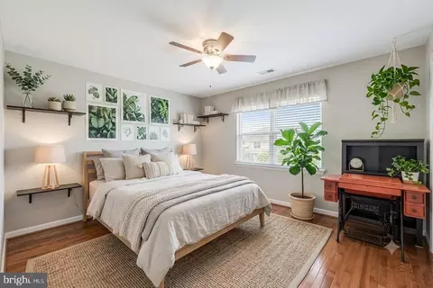 Bedroom - 43799 Abbott Pl, Ashburn, VA 20147 photo 5 of 6