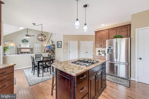 Kitchen - 43799 Abbott Pl, Ashburn, VA 20147 photo 10 of 10