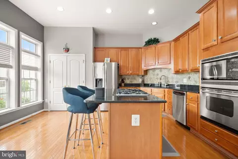 Kitchen - 22016 Dilworth Sq, Broadlands, VA 20148 photo 5 of 6
