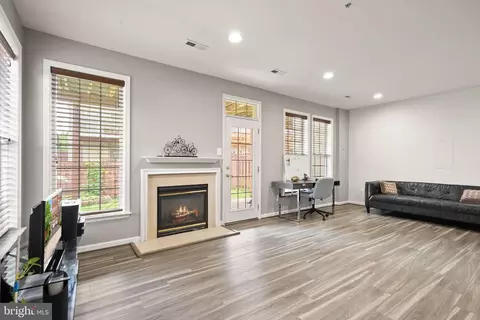 Living - 22016 Dilworth Sq, Broadlands, VA 20148 photo 2 of 4