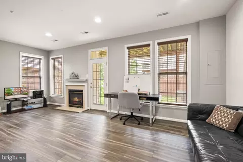 Living - 22016 Dilworth Sq, Broadlands, VA 20148 photo 3 of 4