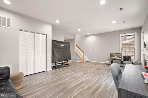Living - 22016 Dilworth Sq, Broadlands, VA 20148 photo 4 of 4