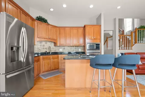 Kitchen - 22016 Dilworth Sq, Broadlands, VA 20148 photo 3 of 6