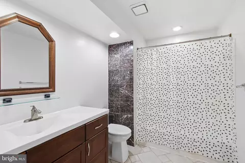 Bath - 46405 Esterbrook Cir, Sterling, VA 20165 photo 6 of 6