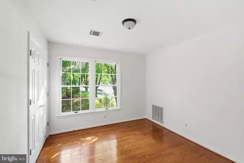 Bedroom - 46405 Esterbrook Cir, Sterling, VA 20165 photo 6 of 9