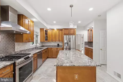 Kitchen - 46405 Esterbrook Cir, Sterling, VA 20165 photo 4 of 5