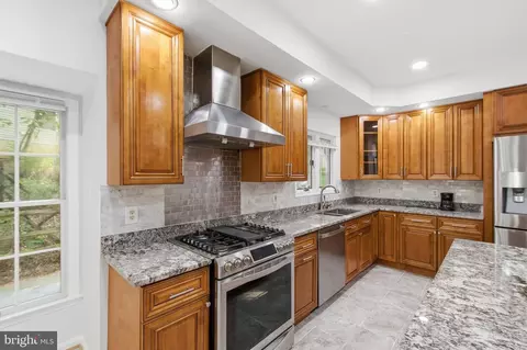 Kitchen - 46405 Esterbrook Cir, Sterling, VA 20165 photo 3 of 5
