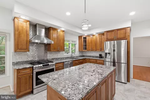Kitchen - 46405 Esterbrook Cir, Sterling, VA 20165 photo 5 of 5
