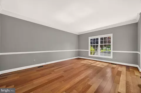 Living - 43640 Cather Ct, Ashburn, VA 20147 photo 2 of 10