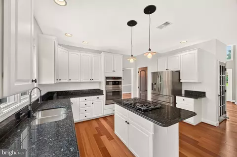 Kitchen - 43640 Cather Ct, Ashburn, VA 20147 photo 5 of 6