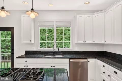 Kitchen - 43640 Cather Ct, Ashburn, VA 20147 photo 3 of 6