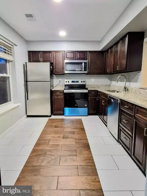 220 Meadows Ln NE, Leesburg, VA 20176