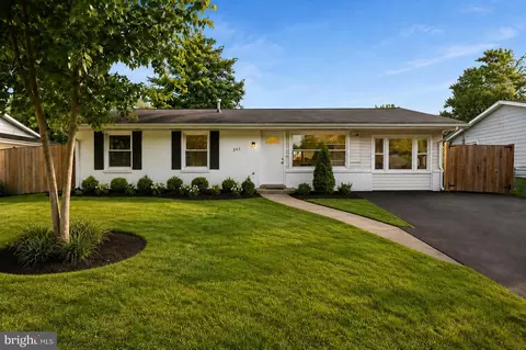 Exterior - 501 E Poplar Rd E, Sterling, VA 20164 photo 2 of 9