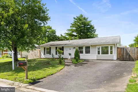 Exterior - 501 E Poplar Rd E, Sterling, VA 20164 photo 3 of 9