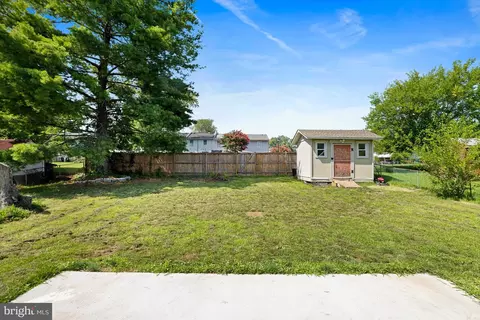 Exterior - 501 E Poplar Rd E, Sterling, VA 20164 photo 5 of 9