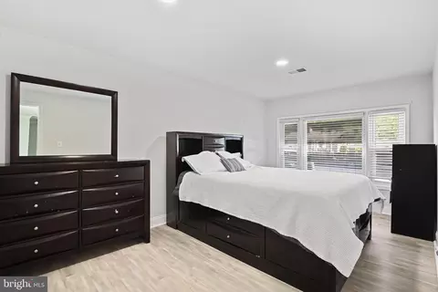 Bedroom - 501 E Poplar Rd E, Sterling, VA 20164 photo 7 of 7