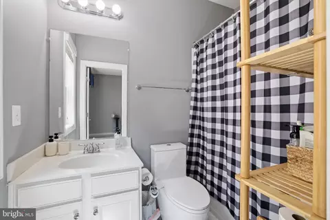 Bath - 20623 Holyoke Dr, Ashburn, VA 20147 photo 6 of 8