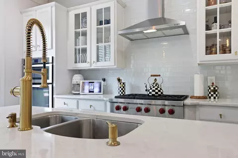 Kitchen - 20623 Holyoke Dr, Ashburn, VA 20147 photo 5 of 9