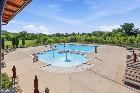 Exterior - 20623 Holyoke Dr, Ashburn, VA 20147 photo 10 of 16