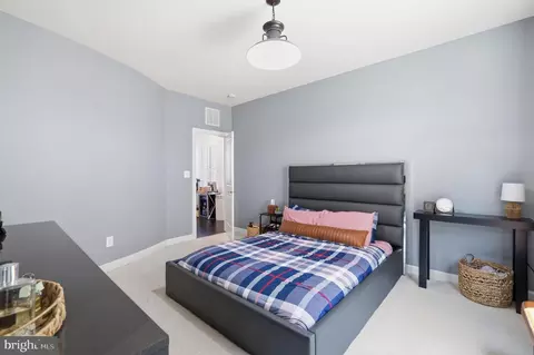 Bedroom - 20623 Holyoke Dr, Ashburn, VA 20147 photo 6 of 21