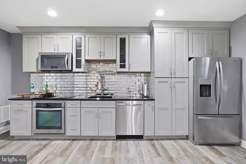 Kitchen - 20623 Holyoke Dr, Ashburn, VA 20147 photo 8 of 9