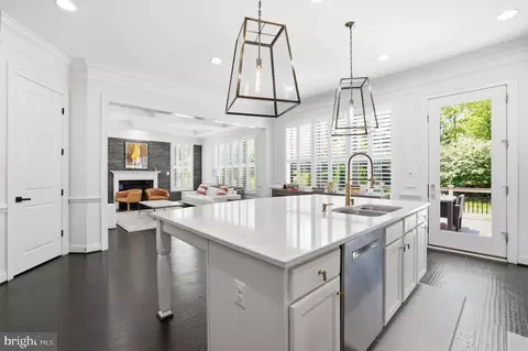 Kitchen - 20623 Holyoke Dr, Ashburn, VA 20147 photo 7 of 9