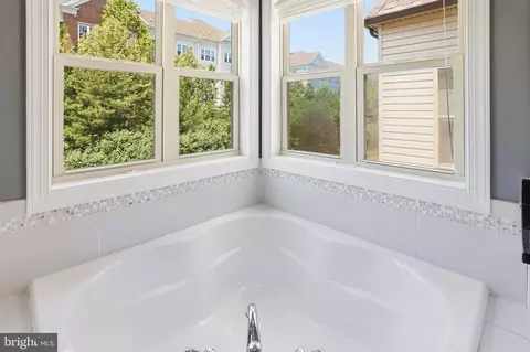 Bath - 20623 Holyoke Dr, Ashburn, VA 20147 photo 4 of 8