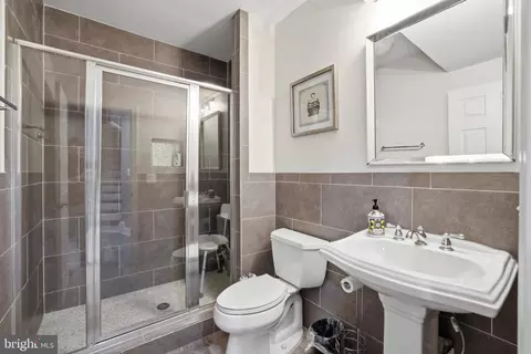 Bath - 20623 Holyoke Dr, Ashburn, VA 20147 photo 8 of 8