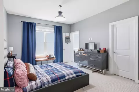 Bedroom - 20623 Holyoke Dr, Ashburn, VA 20147 photo 4 of 21