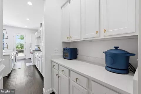 Entry Way - 20623 Holyoke Dr, Ashburn, VA 20147 photo 4 of 10