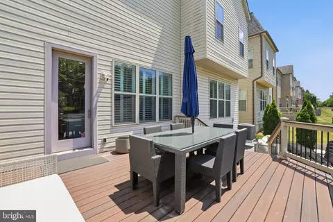 Exterior - 20623 Holyoke Dr, Ashburn, VA 20147 photo 5 of 16
