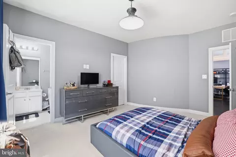 Bedroom - 20623 Holyoke Dr, Ashburn, VA 20147 photo 7 of 21