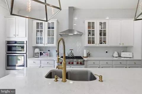 Kitchen - 20623 Holyoke Dr, Ashburn, VA 20147 photo 4 of 9