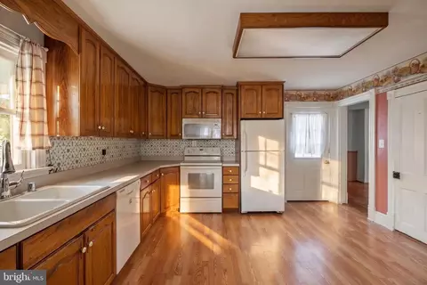 Kitchen - 43699 Hay Rd, Ashburn, VA 20147 photo 2 of 2