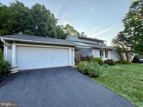 110 Victoria Pl, Sterling, VA 20164