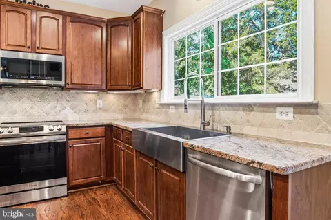 Kitchen - 43276 John Danforth Ct, Ashburn, VA 20147 photo 5 of 7