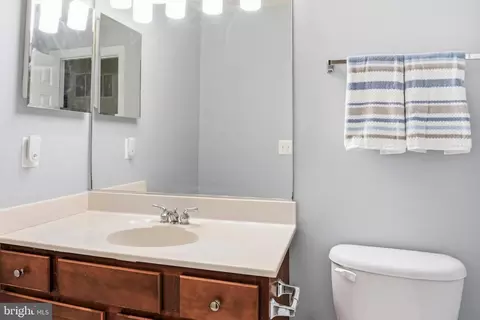 Bath - 43276 John Danforth Ct, Ashburn, VA 20147 photo 2 of 3