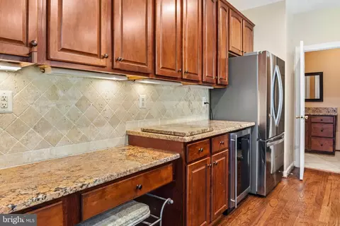 Kitchen - 43276 John Danforth Ct, Ashburn, VA 20147 photo 6 of 7