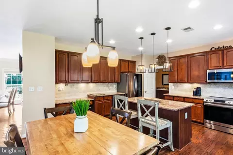 Kitchen - 43276 John Danforth Ct, Ashburn, VA 20147 photo 2 of 7