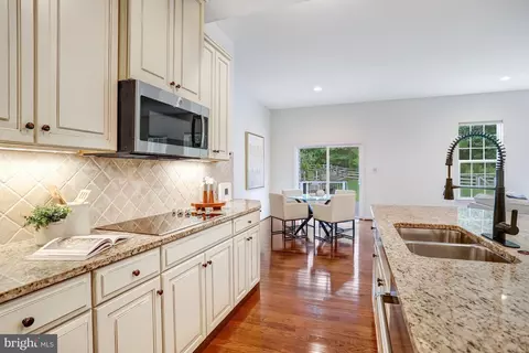 Kitchen - 26798 Barnsley Pl, Chantilly, VA 20152 photo 7 of 8