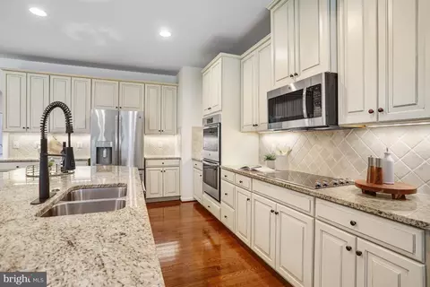 Kitchen - 26798 Barnsley Pl, Chantilly, VA 20152 photo 4 of 8